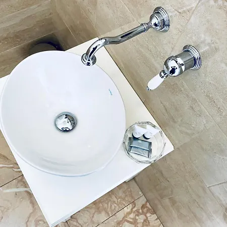 بيت ضيافة Domus Valadier فيوميتشينو